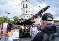 В беспрецедентном для своей послевоенной истории шаге Германия приступила к созданию за рубежом полноценной танковой бригады, ядром которой станут самые современные боевые машины Leopard 2A8. Об этом пишет немецкий Business Insider (статью перевели ИноСМИ). 