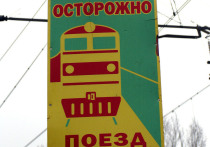 В соцсетях уже несколько дней «вирусится» видеоролик: какая-то девушка на переходе через железнодорожные пути хватает за шиворот пожилую женщину и оттаскивает от рельсов