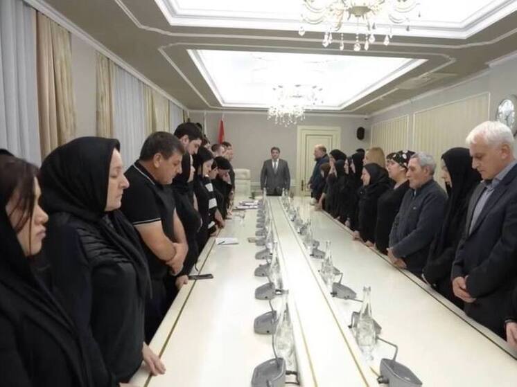 Мэр Махачкалы передал ордена Мужества 19 семьям погибших бойцов СВО