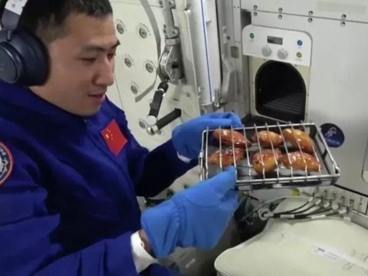 Китайские космонавты впервые пожарили на орбите мясо - куриные крылышки и стейк