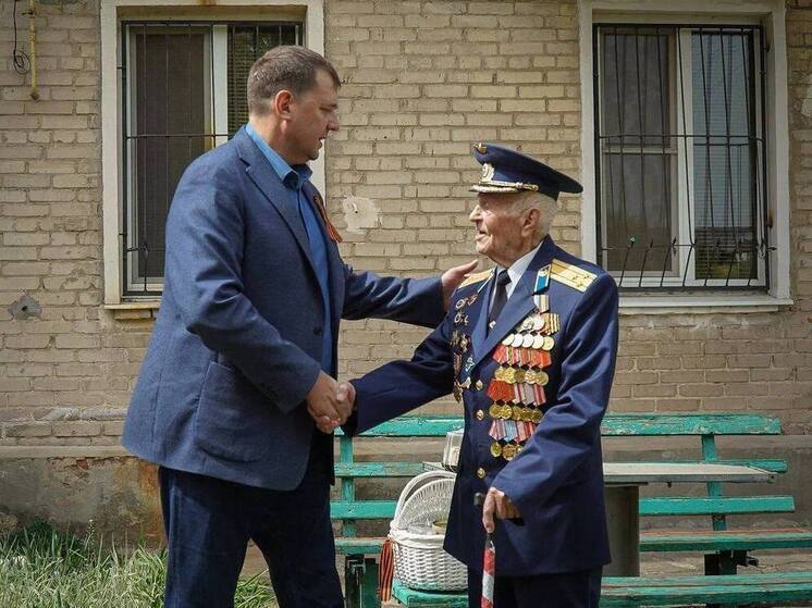 Глава Запорожья поздравил с 101-летием прославленного ветерана ВОВ