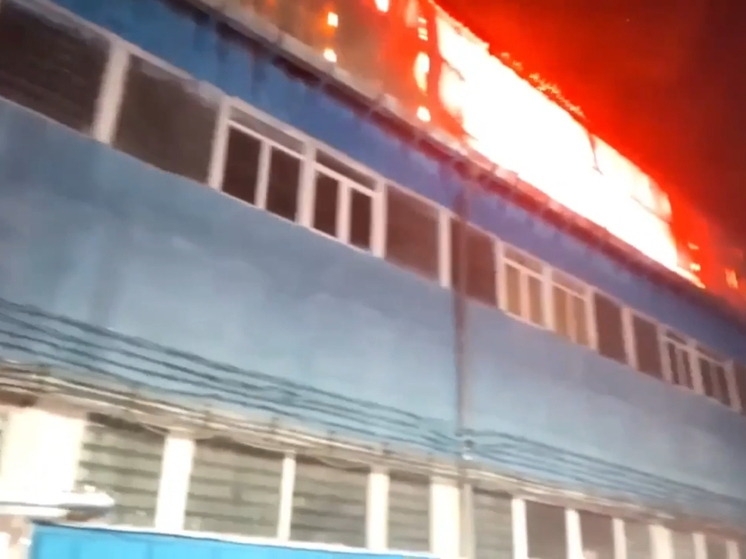 В Ростове ликвидировали крупный пожар на складе