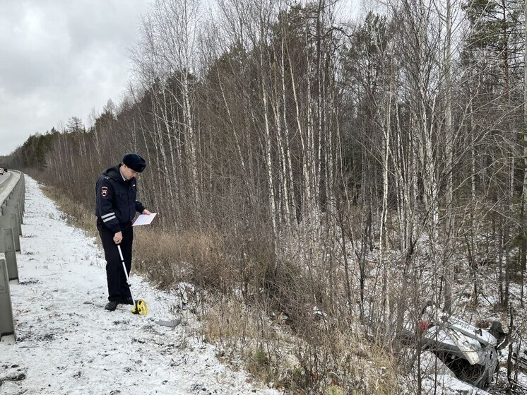 Мужчина и девочка пострадали при опрокидывании машины в Верхней Пышме