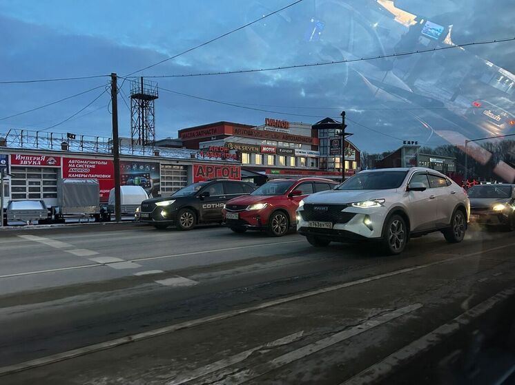 Барнаул встал в восьмибалльные пробки утром 6 ноября