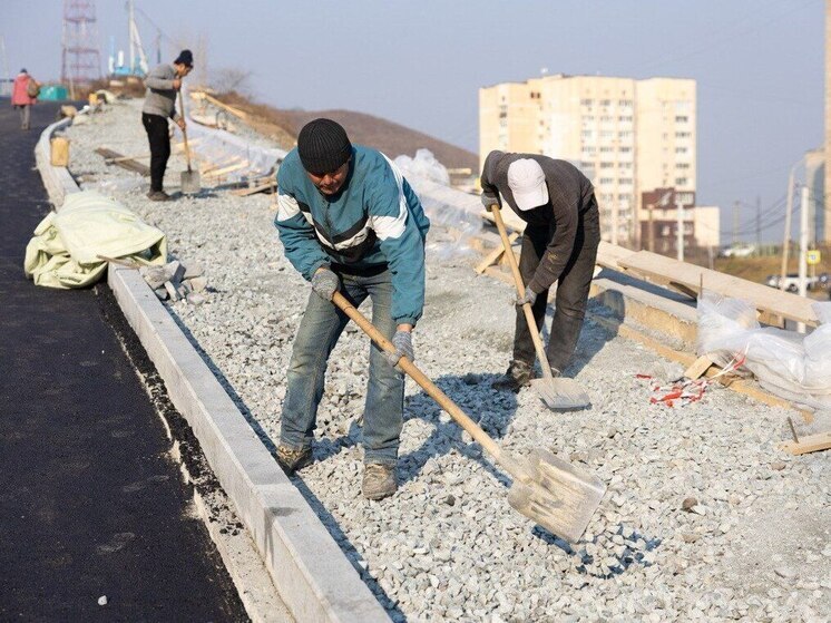 Во Владивостоке начали укладывать асфальт на новой дороге у кёрлинг-центра