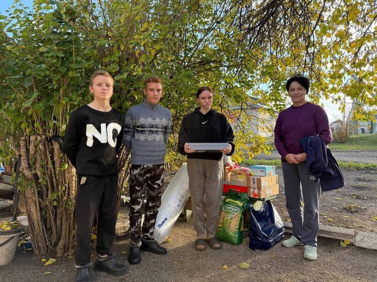 Ноутбук, обувь и продукты передала многодетной семье из ДНР АК «Ямал»