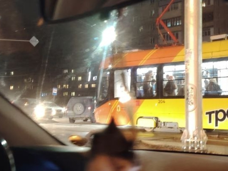 В Ярославле внедорожник неудачно подрезал трамвай