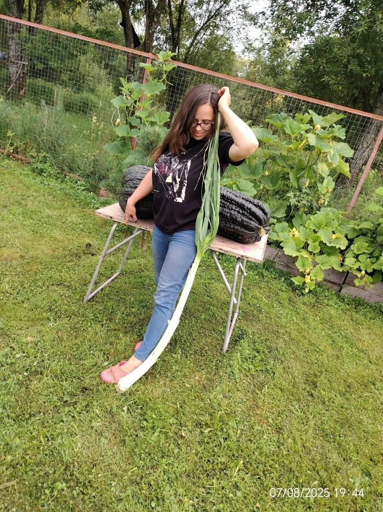 Ярославская огородница продолжает демонстрировать гигантские плоды