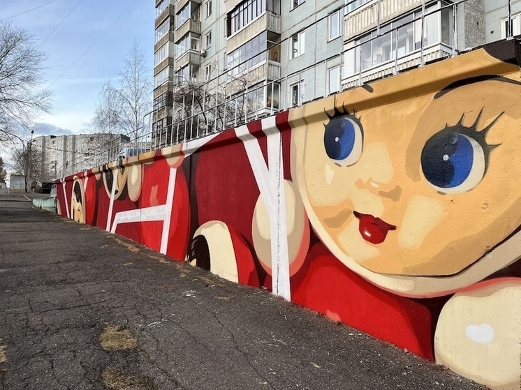 В Красноярске установили новый арт-объект в виде неваляшек
