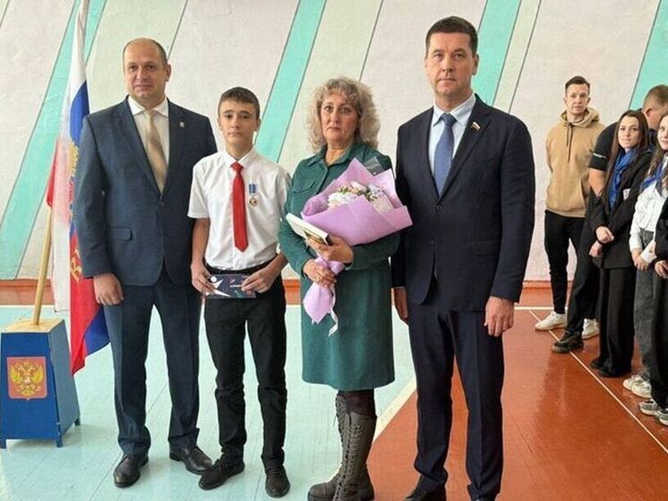 Подросток из Братска получил медаль за спасение тонувшей девушки