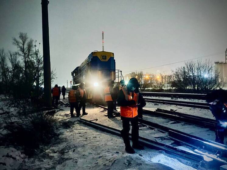 В Омске на станции Комбинатская сошёл с рельсов тепловоз
