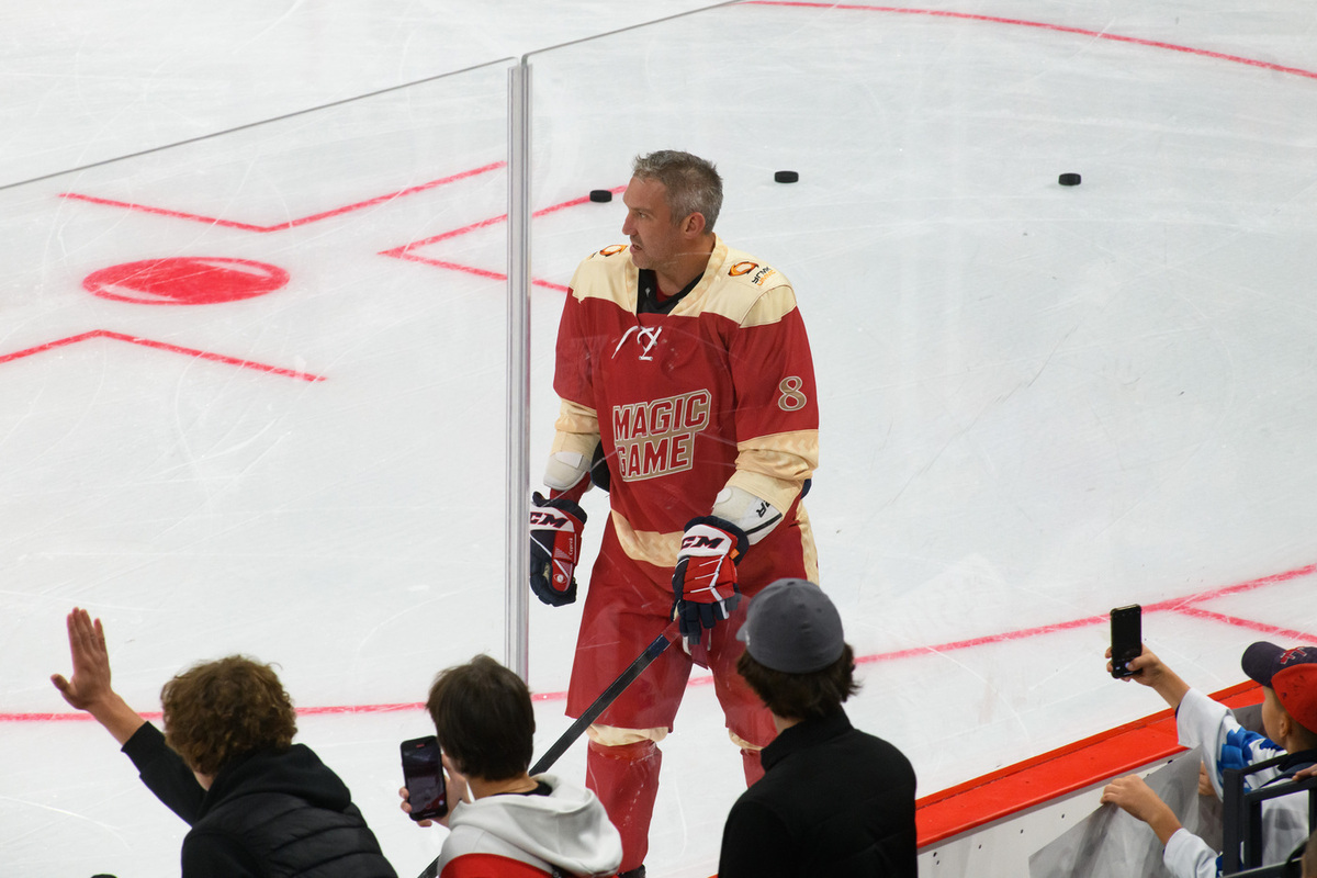 Канадский голкипер пытался украсть историческую шайбу Овечкина