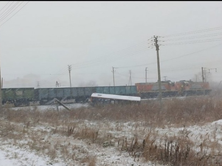 В Хабаровске тепловоз столкнулся с автобусом: пострадали четыре человека, среди них ребенок