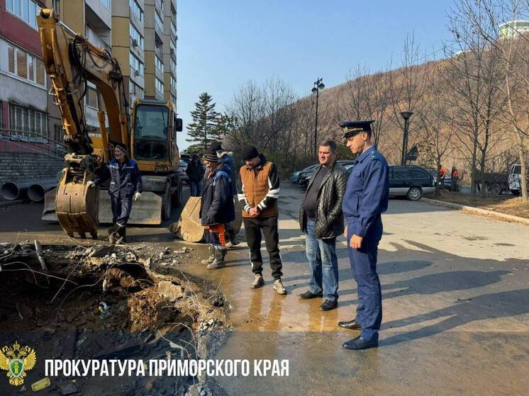 Прорыв трубы во Владивостоке: без воды остались около 2000 жителей