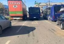 5 ноября 2025 года около 10:30 водитель пассажирского автобуса компании «Волгобасс», выполнявший рейс по улице Н. Островского в Астрахани, столкнулся с автомобилем Hyundai Sonata