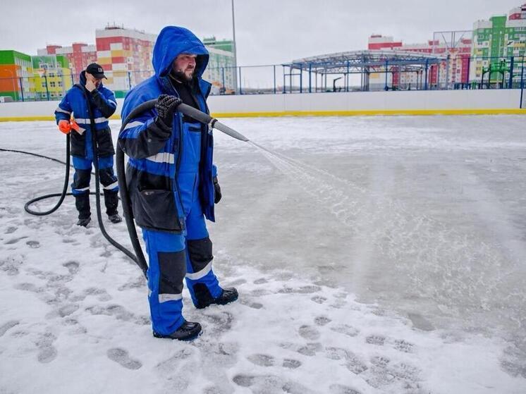 В Нижневартовске приступили к заливке дворовых катков