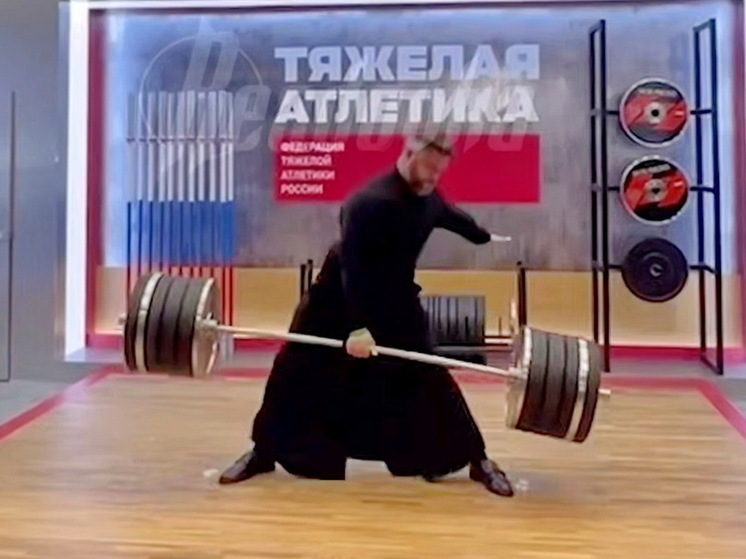 Readovka: священник в Самаре поднял 200-килограммовую штангу одной рукой