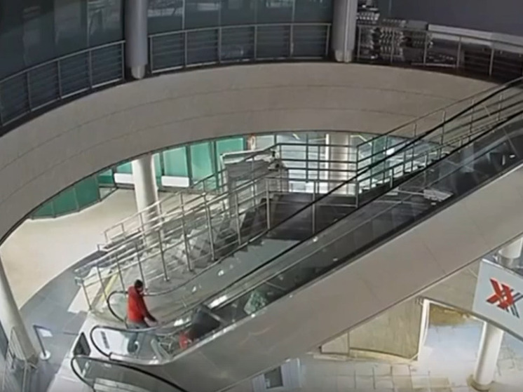Пенсионеры получили травмы, упав с эскалатора