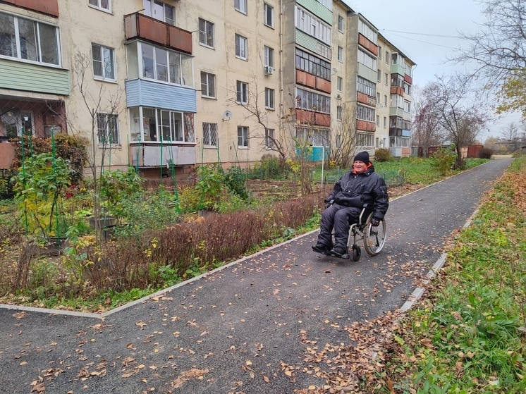 В Александрове около дома инвалида-колясочника обустроен тротуар