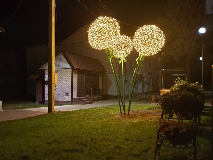 Улица Урицкого в Демянске превратилась в уютное место для отдыха