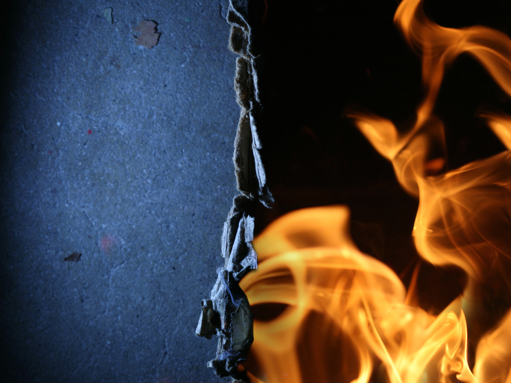 В Северодвинске потушили пожар в жилом доме на улице Мира