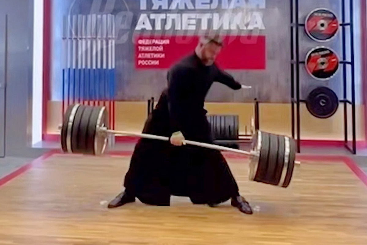 «С Божьей помощью»: российский священник одной рукой поднял штангу 200 кг