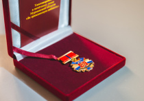 Сегодня губернатор Андрей Чибис вручил Андрею Сахарову, супругу сенатора Татьяны Сахаровой, почетный знак Мурманской области «За гражданскую доблесть», которым Татьяна Анатольевна награждена посмертно