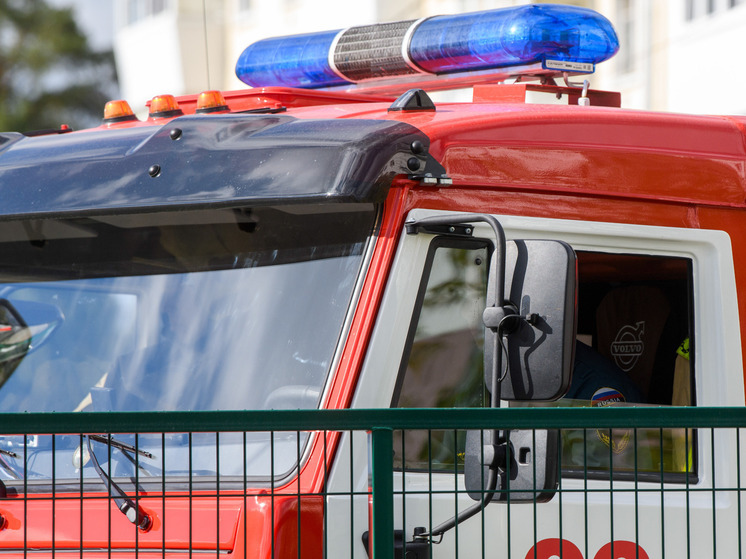 Дым исходил из окна квартиры, расположенной на первом этаже многоквартирного дома