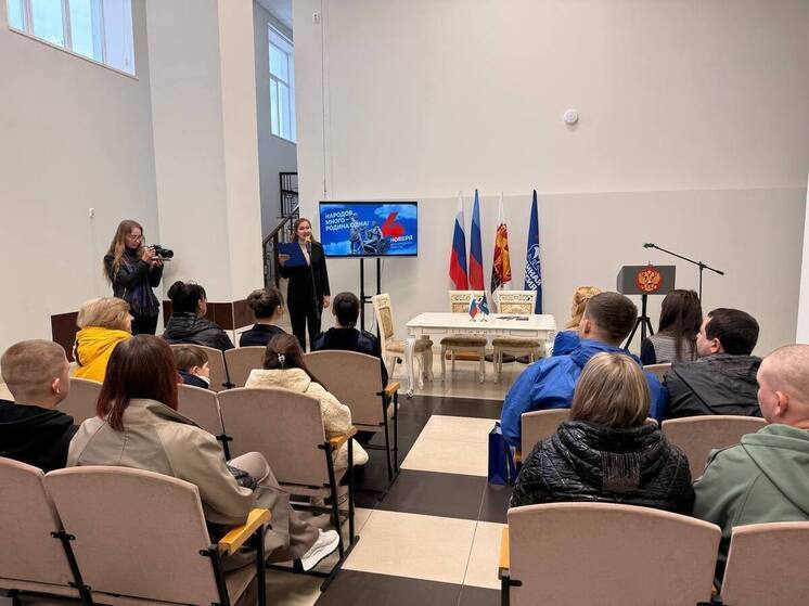 Сенатор от ЛНР Дарья Лантратова вручила юным жителям региона паспорта граждан России