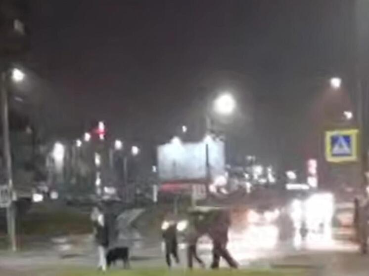 В Архангельске подростки бросают петарды в прохожих у торговых центров