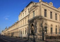 Один из мужчин, арестованных по подозрению в краже королевских драгоценностей на сумму 88 миллионов евро из парижского Лувра, оказался звездой социальных сетей, увлекающимся мотоциклами, который работал охранником в центре Помпиду, сообщают французские СМИ