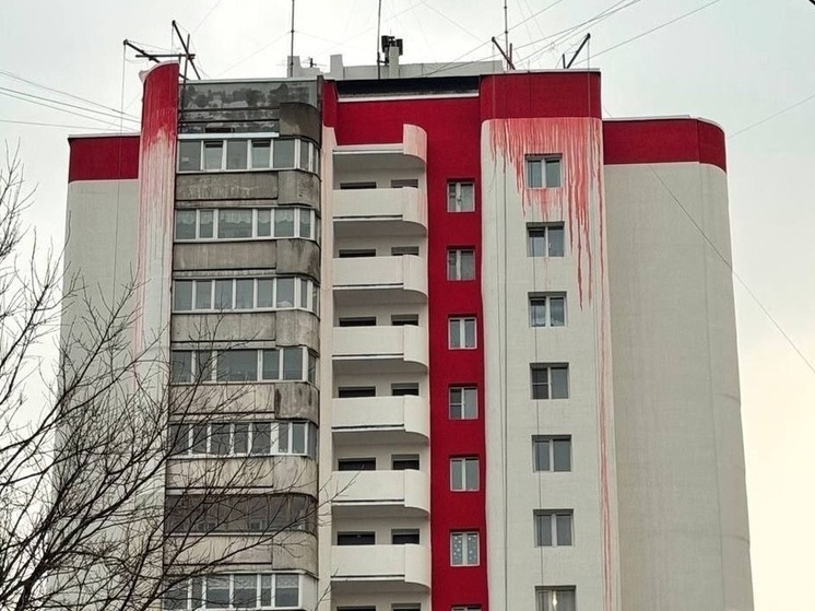 «Кровавые» подтеки уберут с высоток на улице Данилова в Череповце