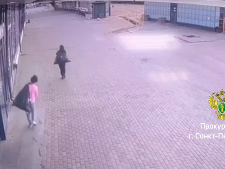 Женщины похитили десятки блоков сигарет на 800 тысяч рублей в Петербурге