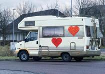 В Германии разгорается острая общественная дискуссия о будущем законодательства в сфере проституции. Об этом пишет немецкая WELT (статью перевели ИноСМИ). Поводом для дискуссии стало резкое выступление председателя бундестага Юлии Клёкнер, которая в своей речи в Берлине назвала Германию «борделем Европы».