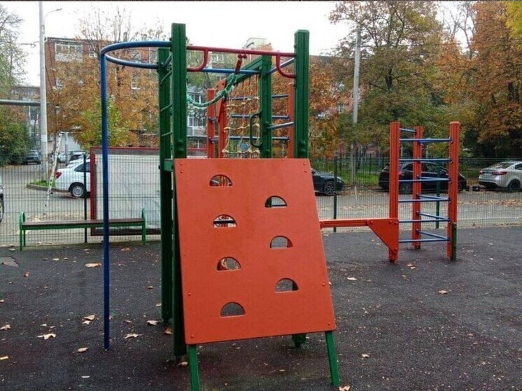 В Краснодаре обновили детскую площадку на улице Тургенева