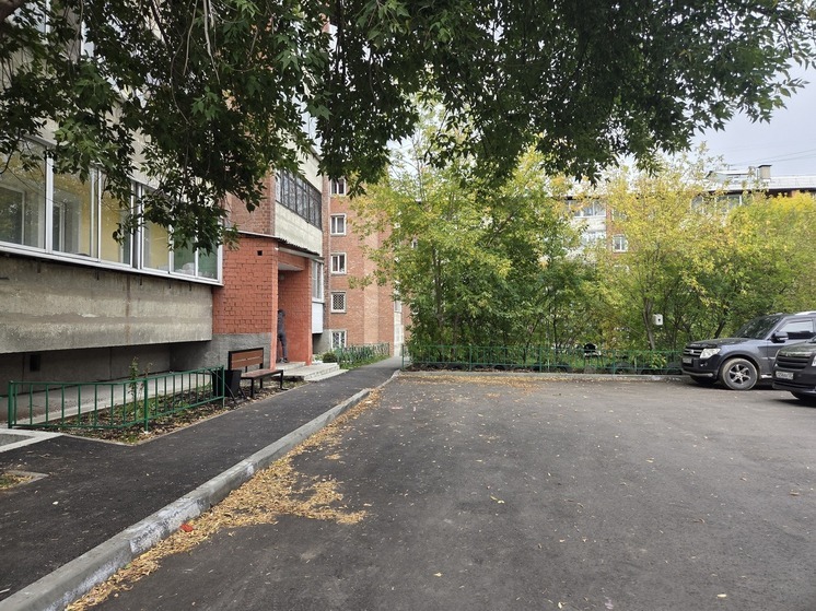 В округе депутата думы Иркутска Владимира Мунханова установили детские площадки