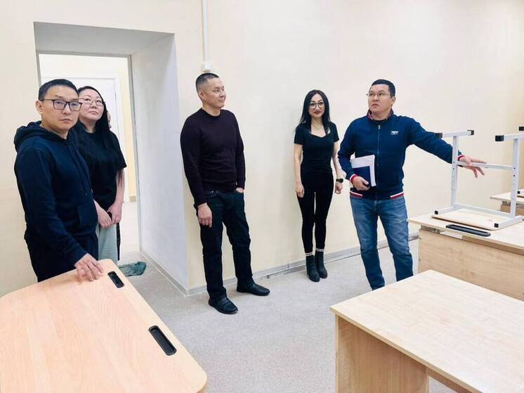 «Единая Россия» проверила ход капремонта школы в Тикси: ремонт идет по графику