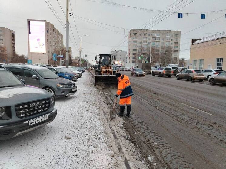 В Омске усилили уборку снега и обработку дорог