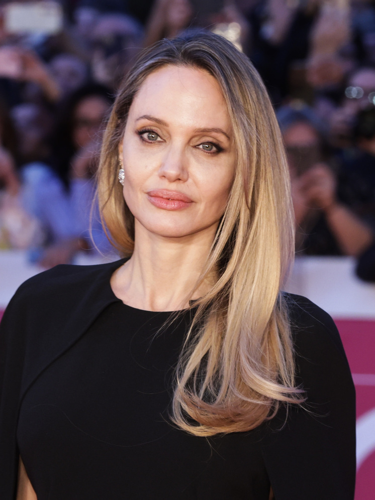 Politico: Киев выясняет обстоятельства "мобилизации" водителя актрисы Джоли