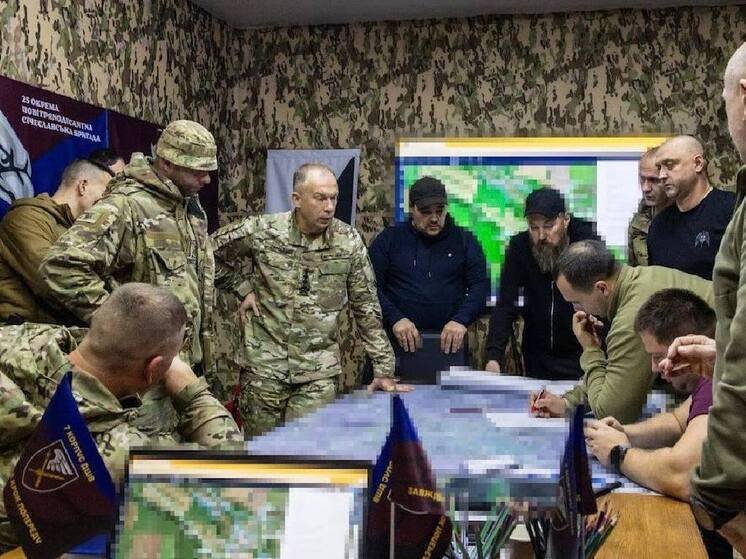 На фоне тяжелой ситуации, в которой оказались ВСУ в Покровске и Купянске, в украинском информационном пространстве все чаще говорят о возможной смене главкома ВСУ Сырского