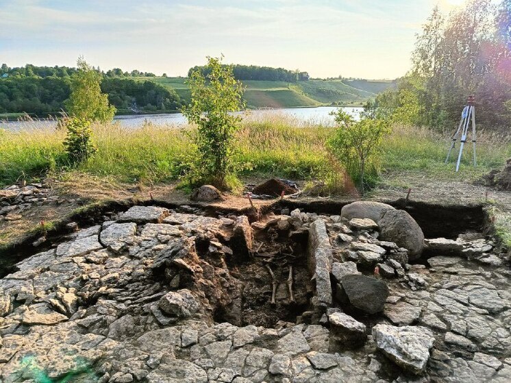 Археологи обнаружили женское захоронение XI–XII века в Изборске