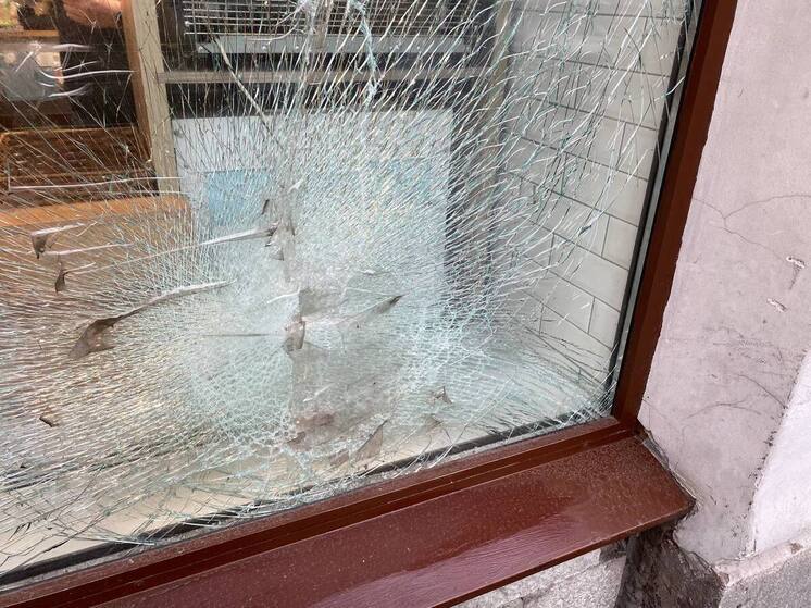 Школьница из Гусева разбила соседское окно гантелей по просьбе мошенников