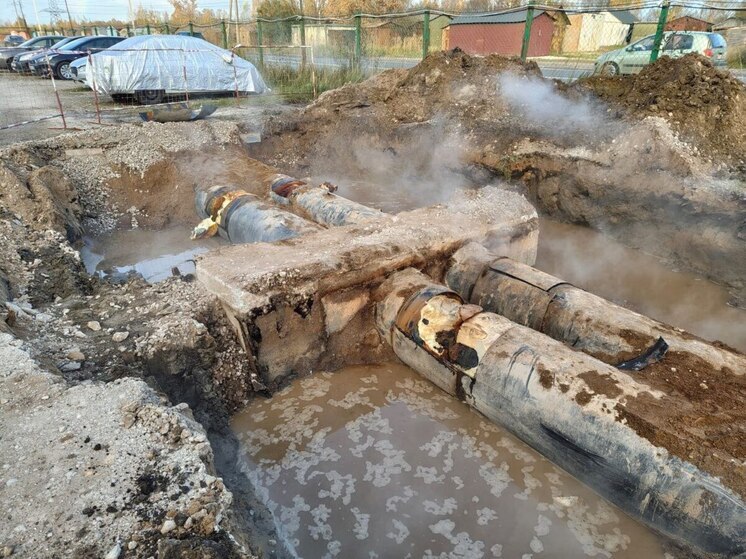 На улице Инженерной в Пскове устранили утечку на магистральной теплотрассе
