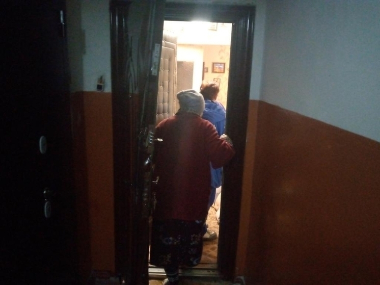 В Рыльске пожарные вызволили пожилую женщину из заблокированной квартиры