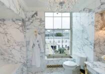 Президент США Дональд Трамп установил новые вывески с золотым шрифтом у входа в Овальный кабинет, продолжив масштабную трансформацию внешнего облика Белого дома