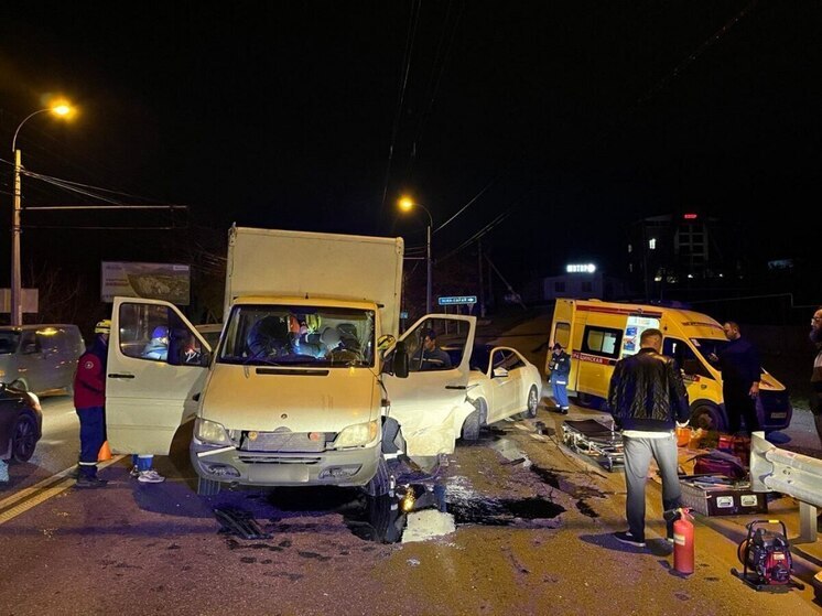 Под Симферополем водителя зажало в салоне микроавтобуса после ДТП