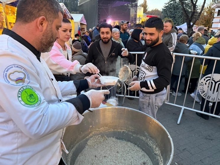 Более 5 тысяч порций «народной каши» раздали гостям Фестиваля хлеба в Кисловодске
