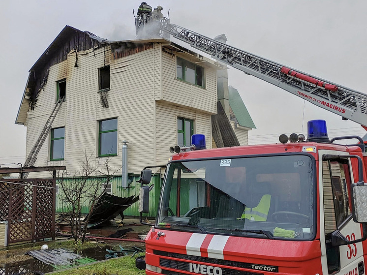 В Коряжме потушили крупный пожар в частном доме