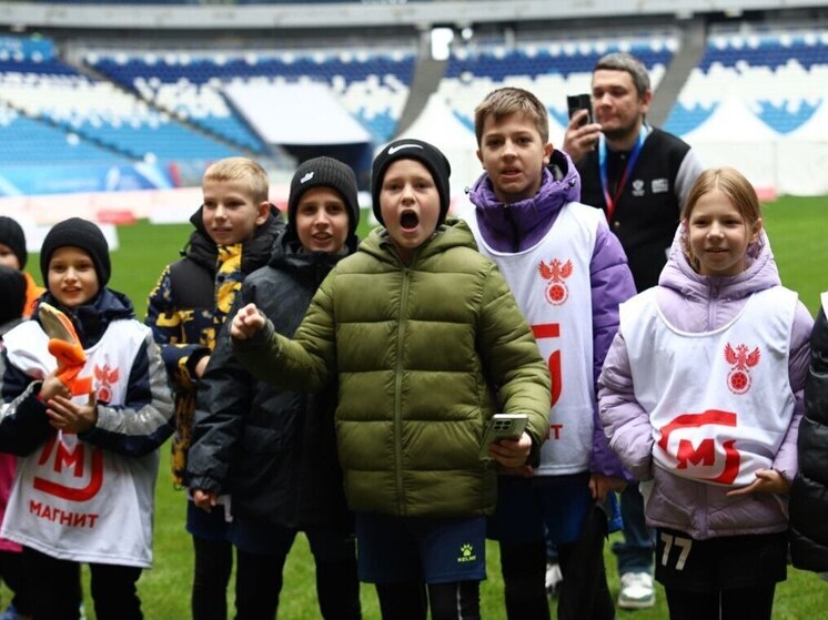 300 школьников Самарской области приняли участие в «Уроке футбола» со звездами