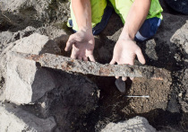 Масштабные археологические раскопки вдоль шведской автомагистрали Е18 привели к сенсационным находкам эпохи викингов: от стоячих мечей, воткнутых в могилы с такой силой, что они сломались, до богато украшенного конского снаряжения и кремационных платформ, видимых за много километров